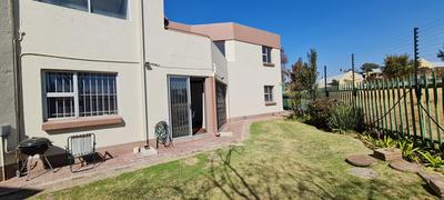 Townhouse For Sale in Bedfordview, Bedfordview