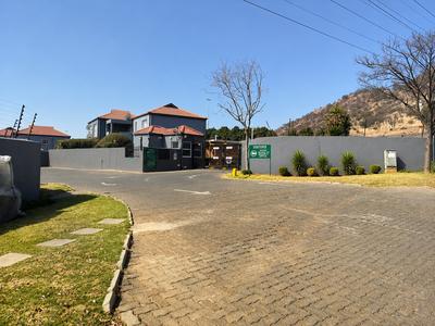Townhouse For Rent in Linmeyer, Johannesburg